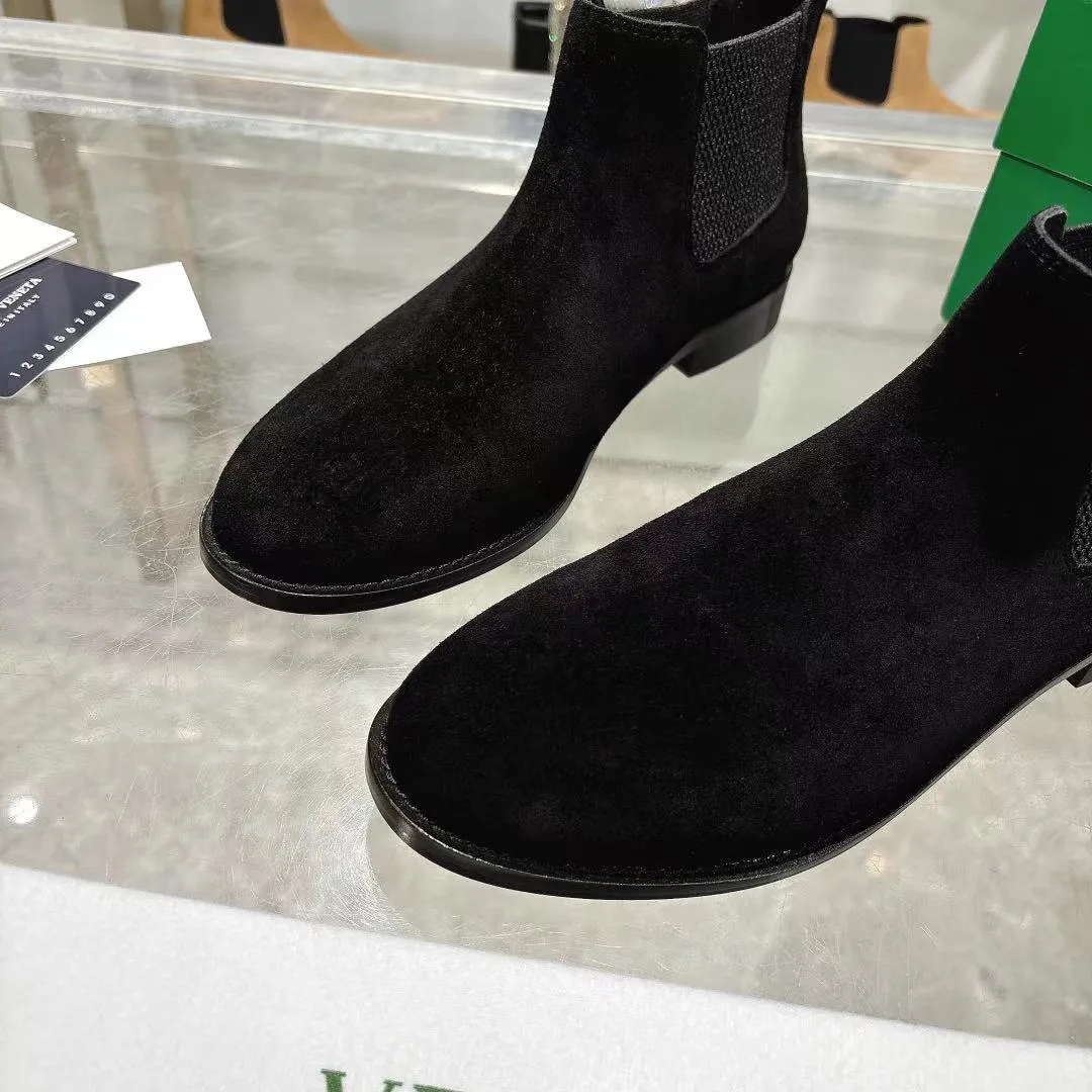 [BV] Top P: 840💰Size for couples: Female 35-39 Male 39--44 (Female 40. Male 38.45.46.47 customization is not returnable) [Note‼ ️] Add 💰 to size 46, add 20💰 to size 47, Bottega Veneta 2025 autumn and winter counter synchronized style Bottega Veneta small round toe short boots, high mercerized cow velvet, solid color cow lining! Leather outsole! A one-to-one replica of the original! Fine workmanship! quality assurance!